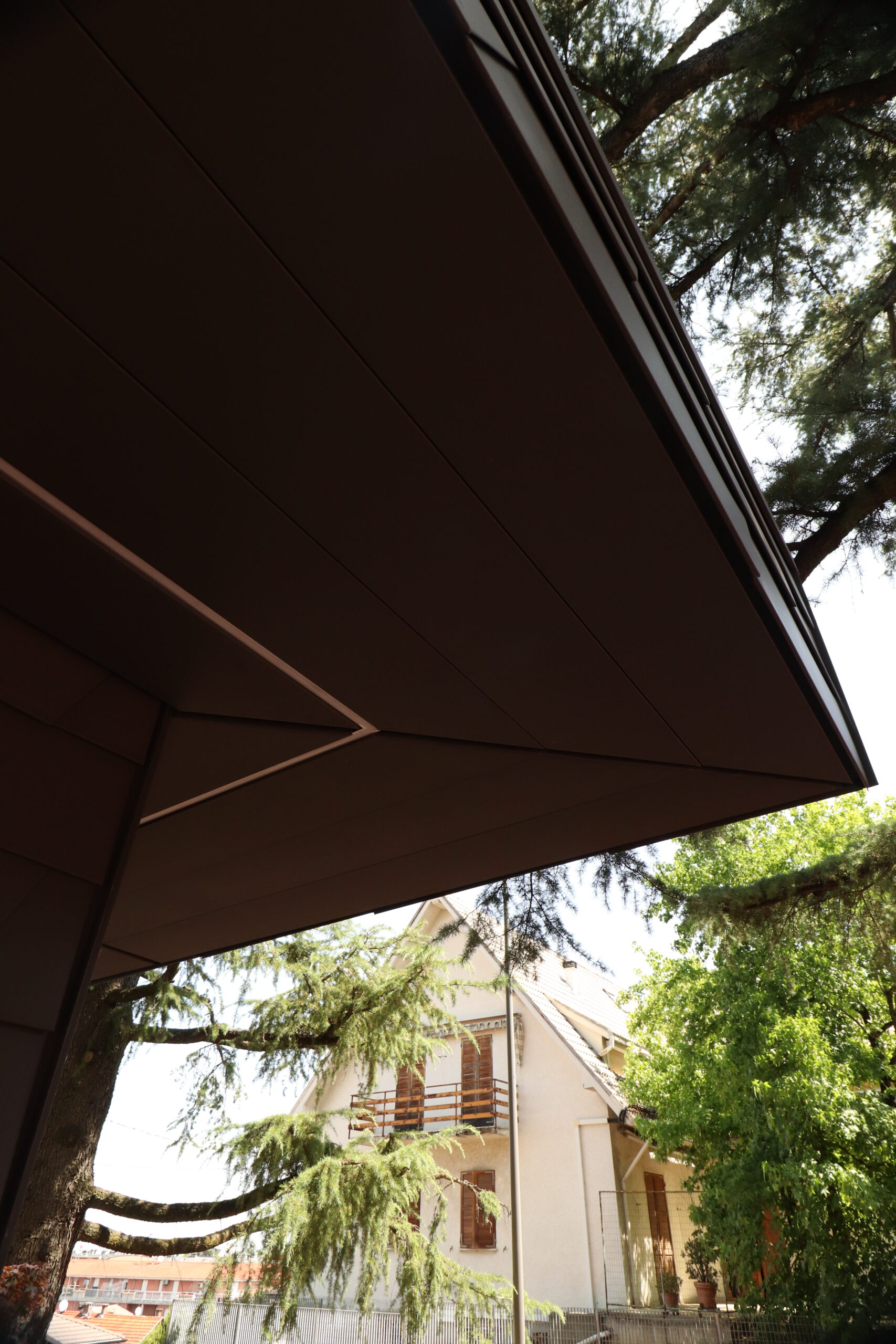 Particolare della pensilina a copertura dell'ingresso a Collecchio.