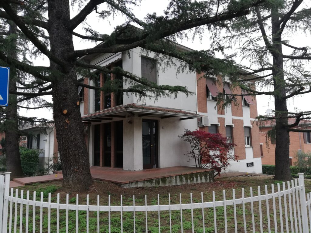 Esterno dell'abitazione prima degli interventi trifamiliare Collecchio.