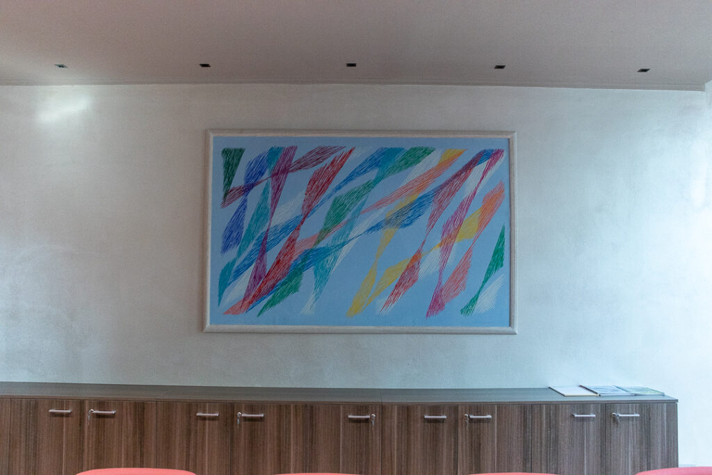 Litografia di Piero Dorazio scelta per la sala riunioni più grande