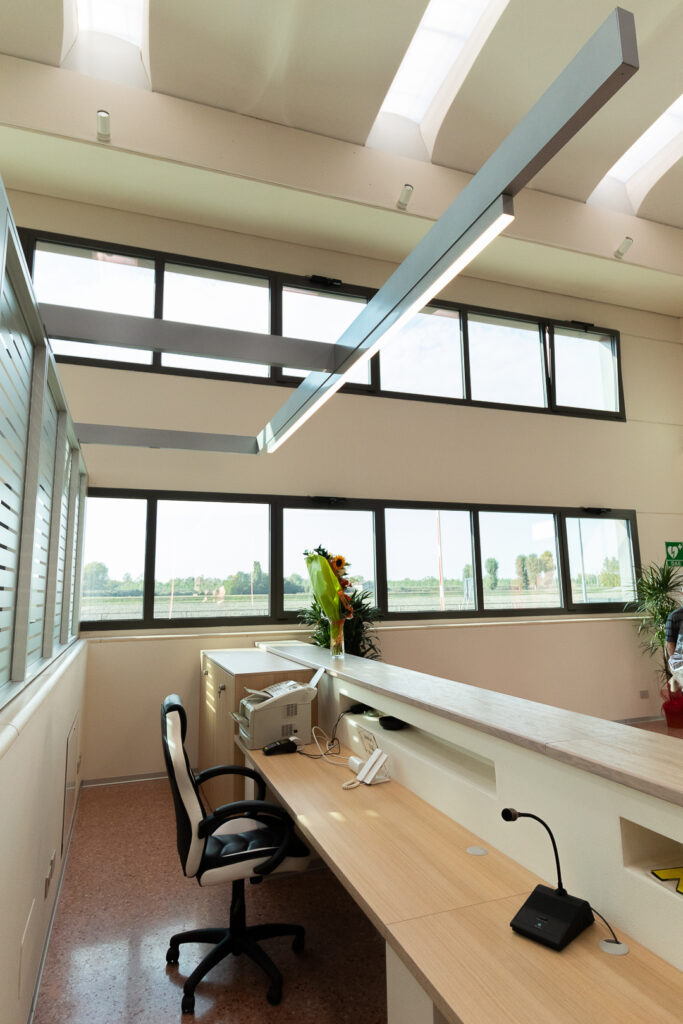 Bancone di ingresso visto dall'interno con illuminazione a sbalzo