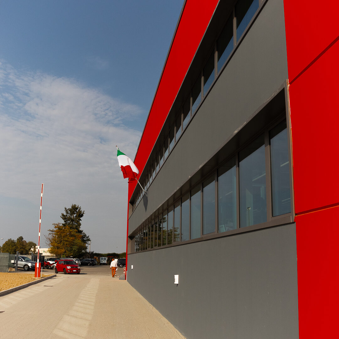 Facciata principale, che affaccia sulla strada provinciale per Cremona, dell'azienda Rm Spa