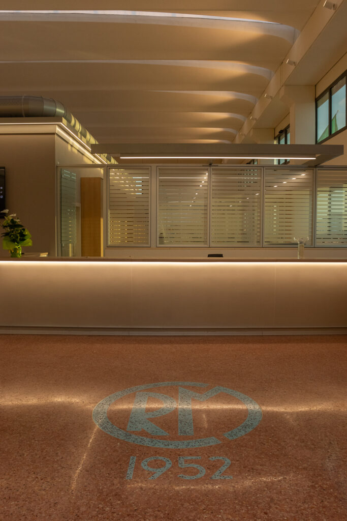 Ingresso principale con il logo originale dell'azienda Rm Spa