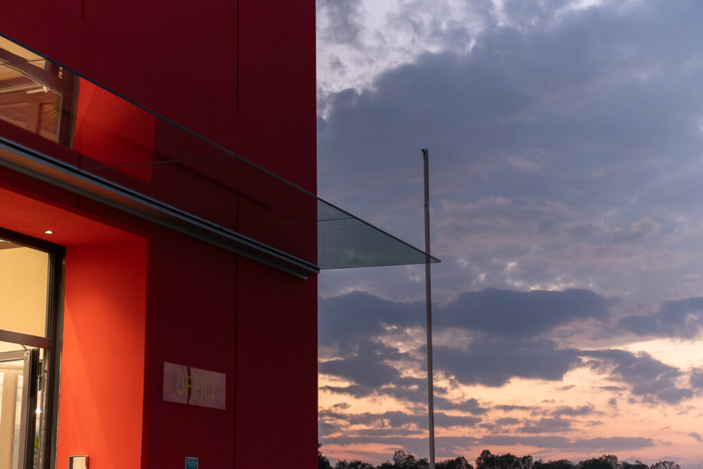 Dettaglio della pensilina a copertura del l'ingresso principale degli uffici