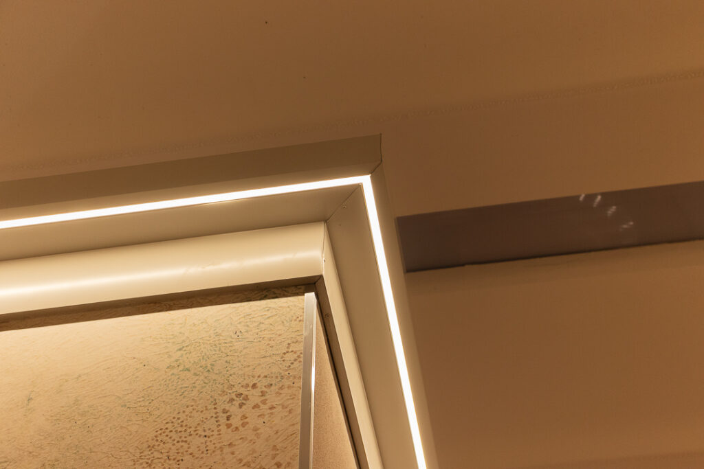 Dettaglio del cornicione che illumina tutto l'ambiente pubblico dell'ufficio