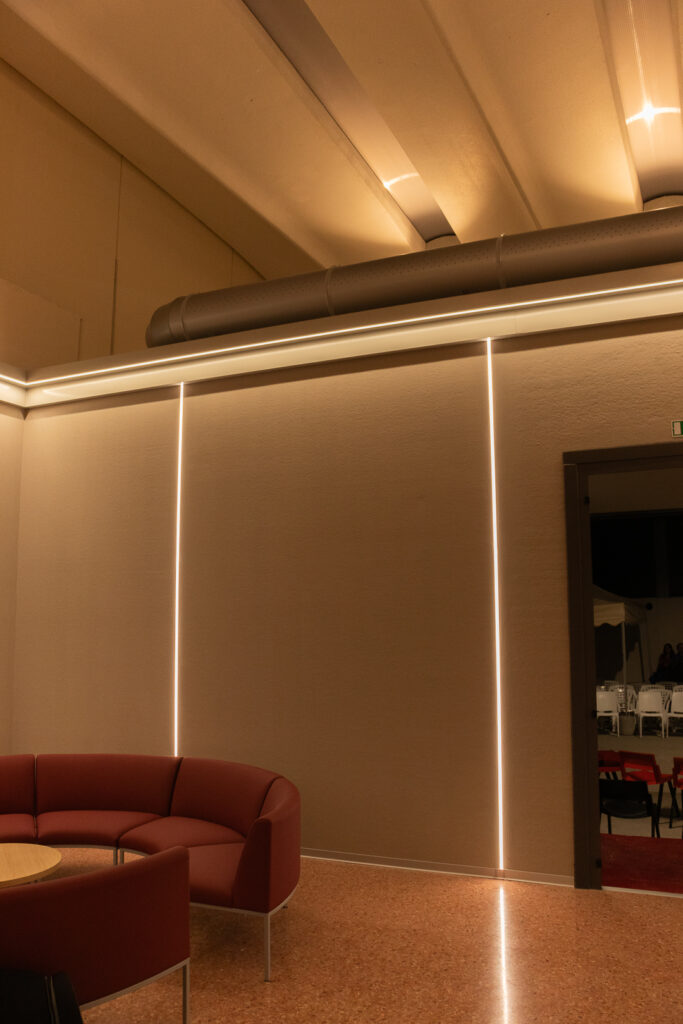 Illuminazione che nasconde la giuntura tra i pannelli del prefabbricato