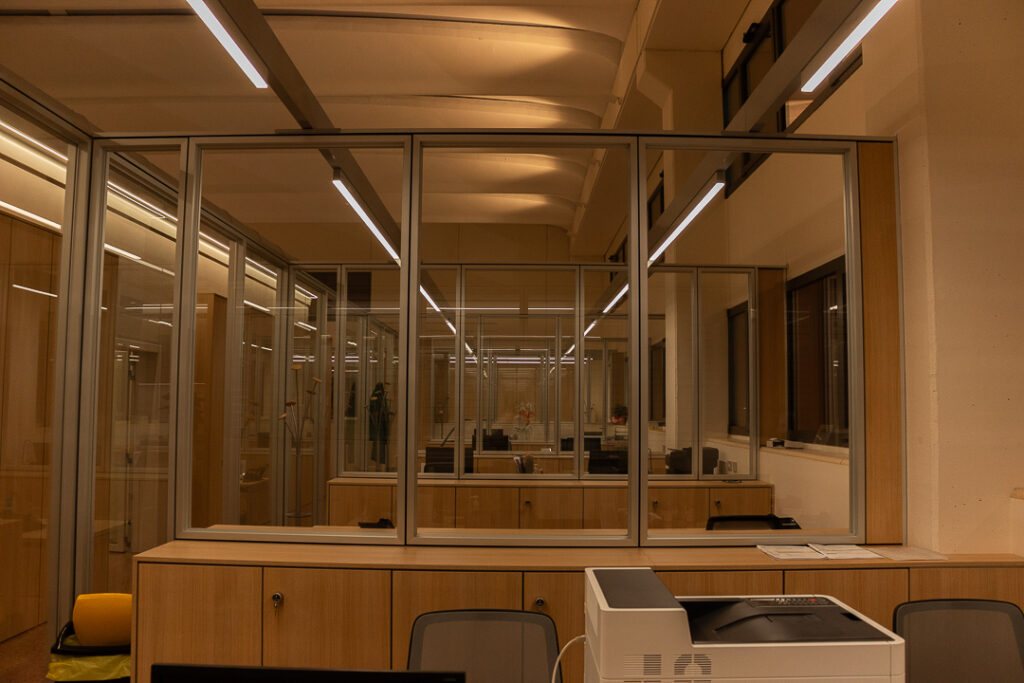 impianto di illuminazione a due binari che contraddistingue e caratterizza l'ambiente uffici