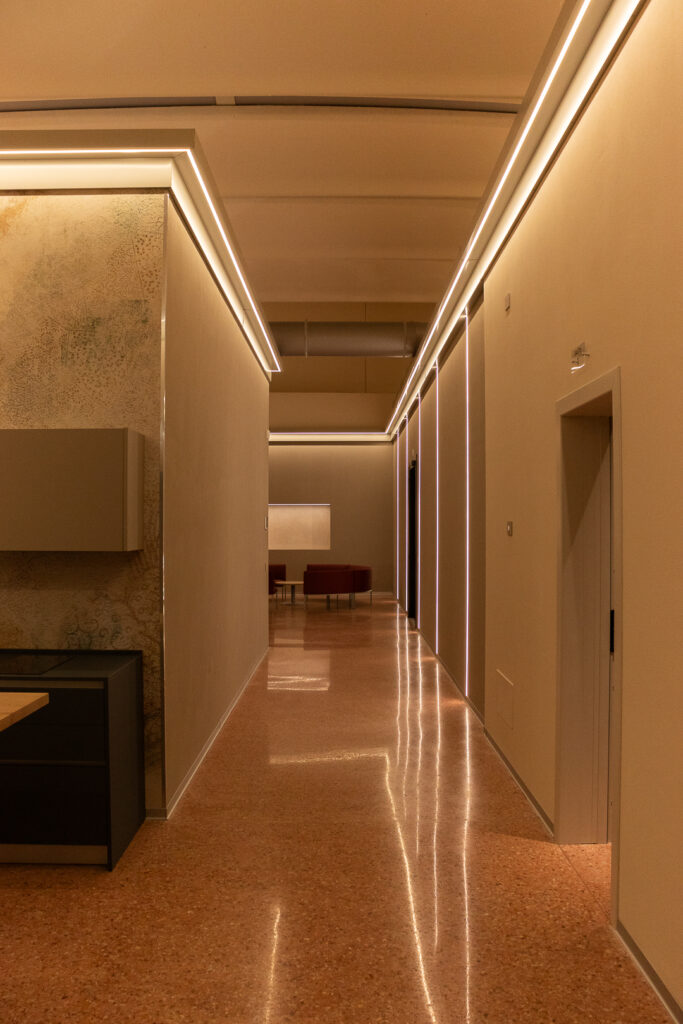 Corridoio principale dei nuovi uffici di Rm spa