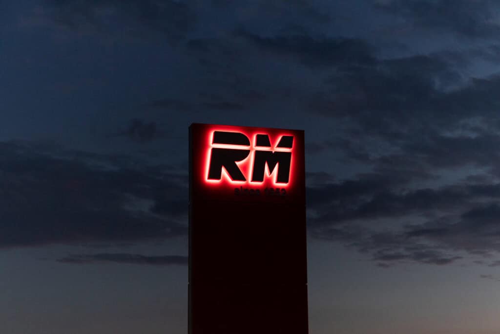 Insegna retroilluminata dell'azienda Rm Spa di notte