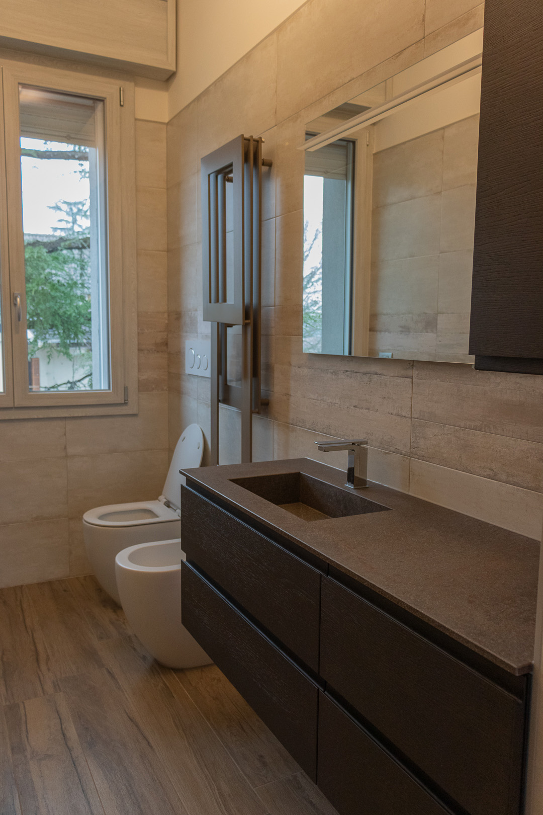 Mobile bagno piccolo con dettaglio Termoarredo Brem Pit grigio antracite