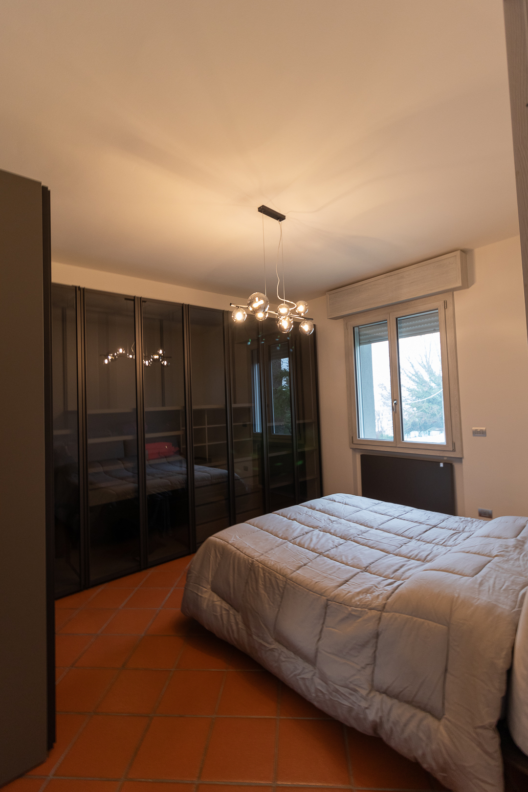 Stanza armadi con mobile fumè