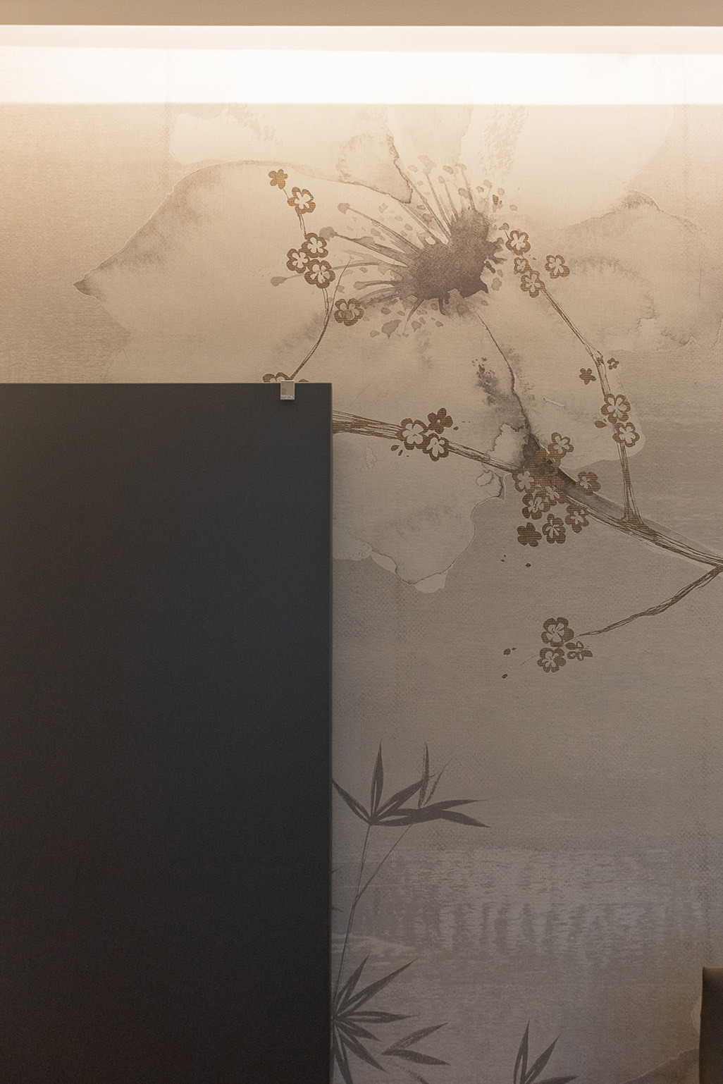 Dettaglio carta da parati tinello con termo arredo