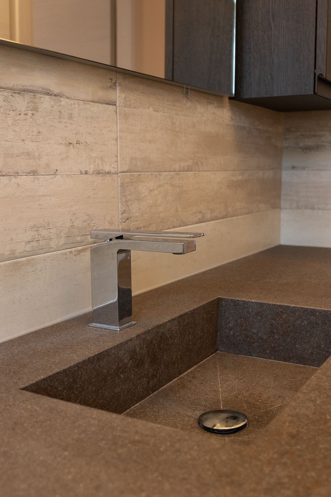 Dettaglio rubinetto mobile bagno