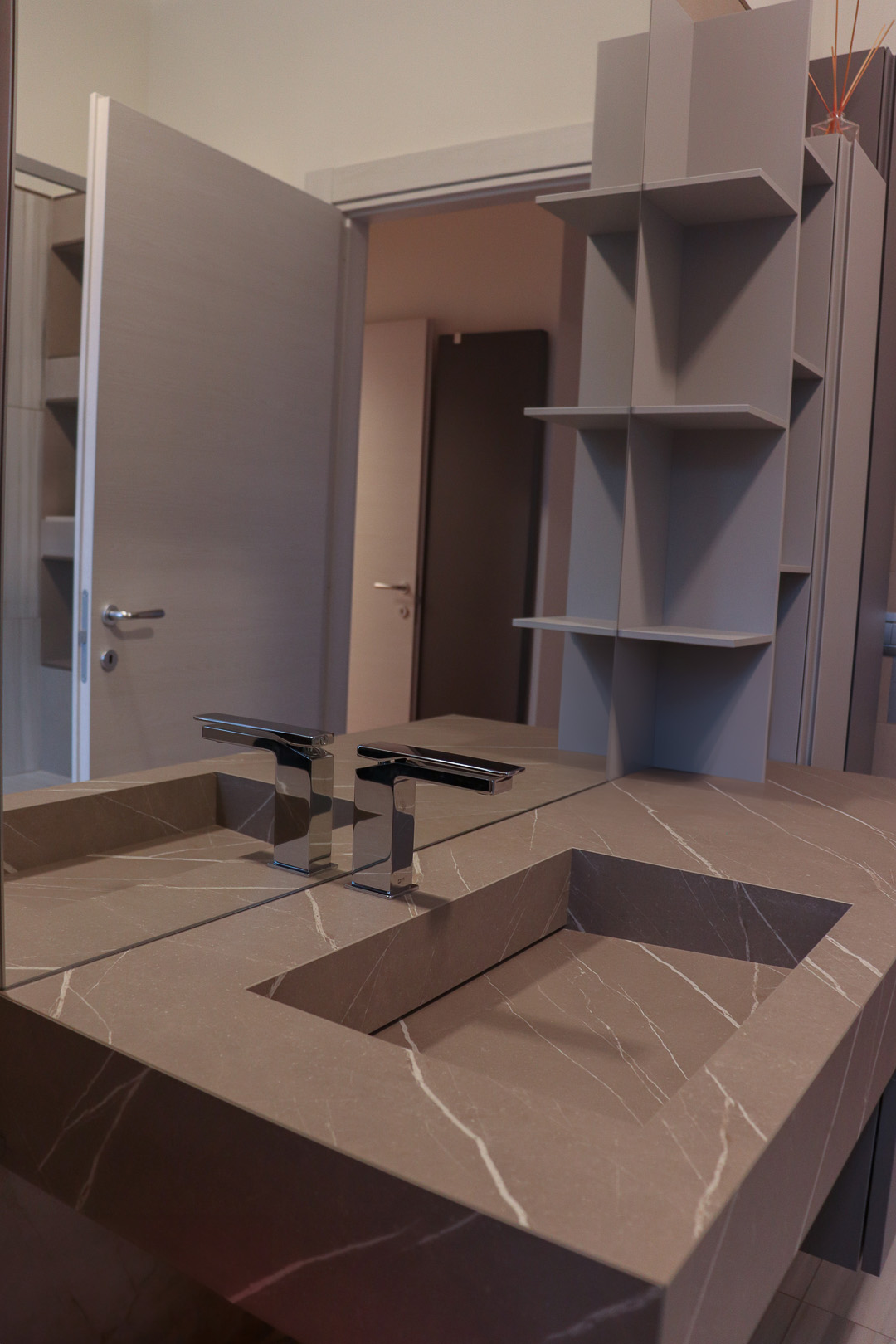 Dettaglio rubinetto squadrato mobile bagno Azzurra