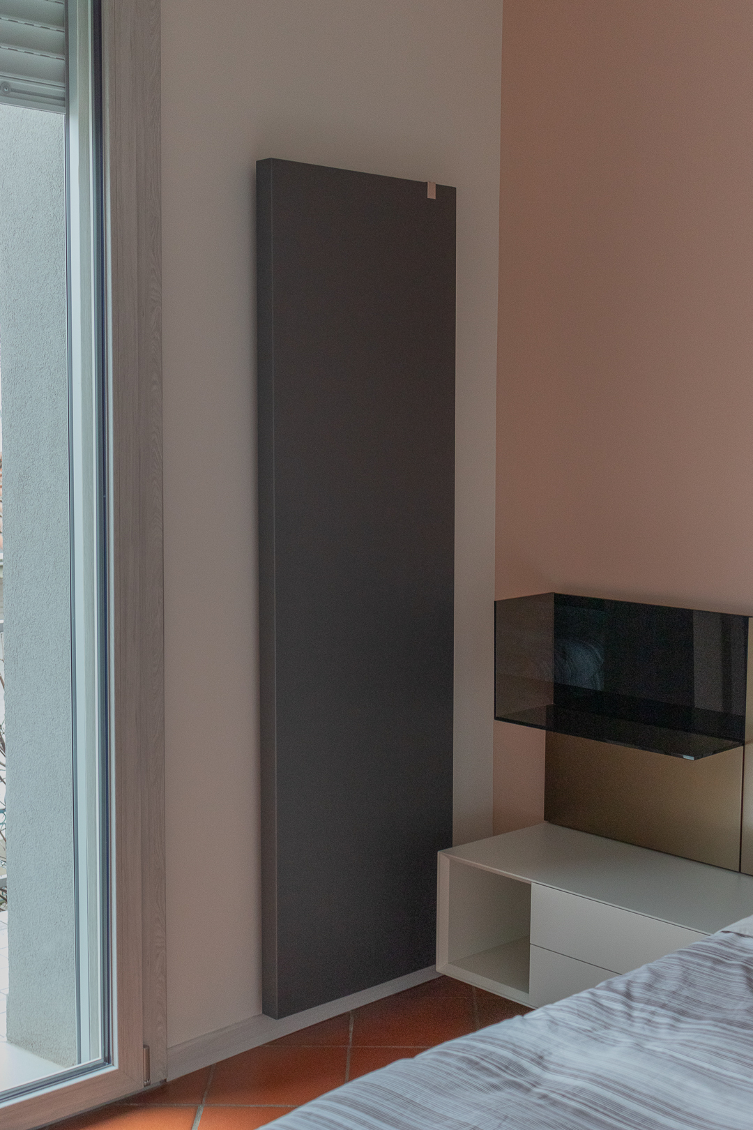 Dettaglio Irsap Relax Renova grigio antracite camera matrimoniale con parete rosa antico