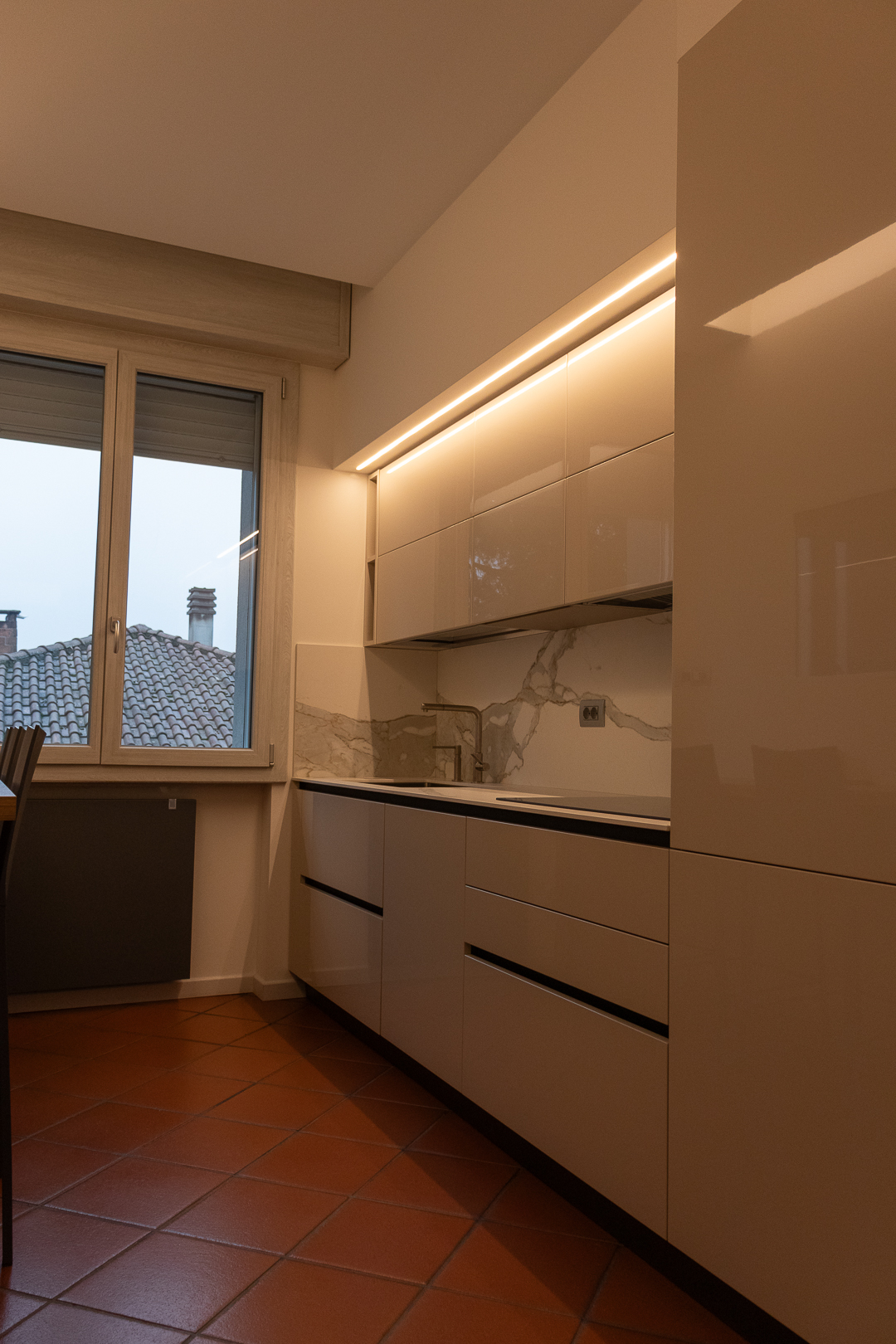 Cucina bianca con dettaglio led sopra pensili